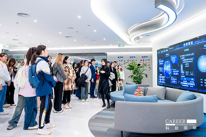 知名人力资源供应商尊龙凯时国际在企业参访活动中为拜访嘉宾与学生介绍公司基本情况